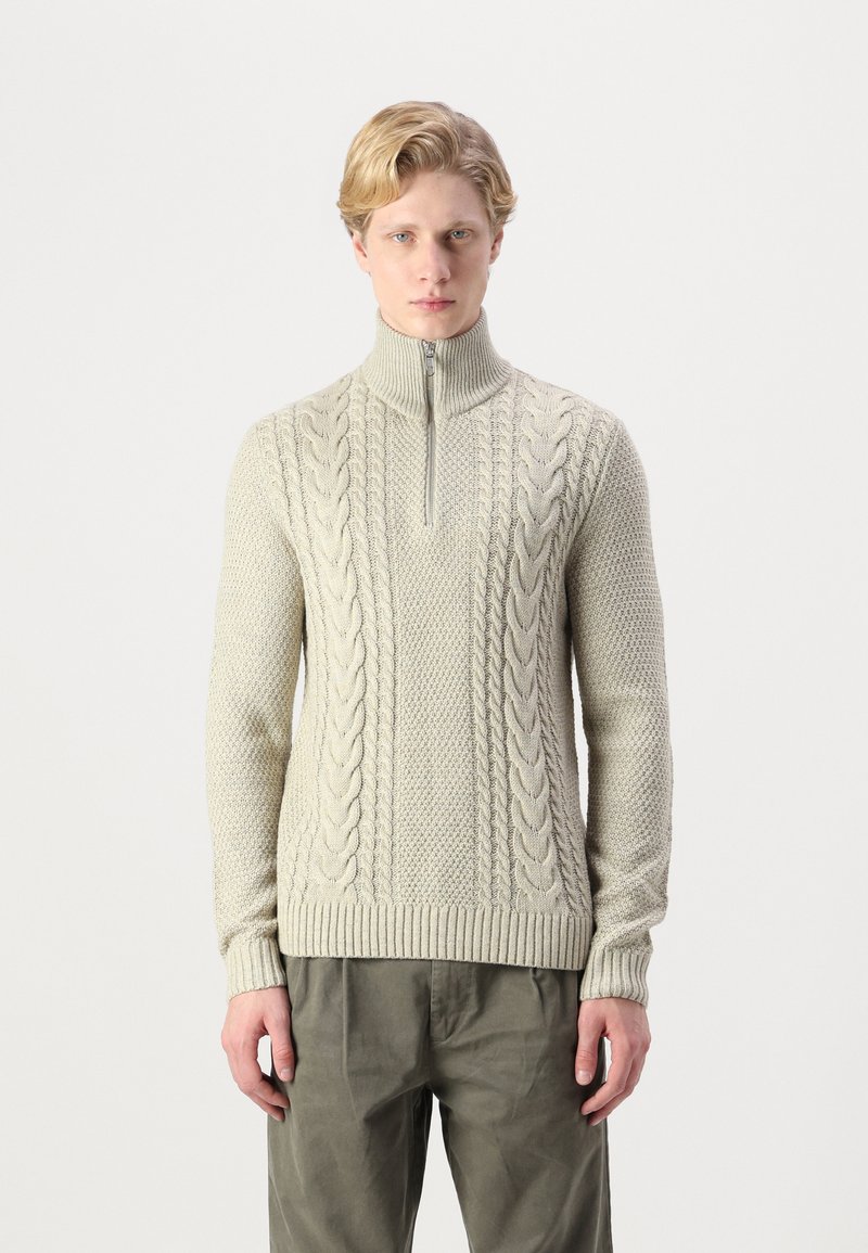 Maglione lavorato a maglia grigio chiaro con collo alto e zip a metà, caratterizzato da un motivo a treccia testurizzato e polsini e orlo a costine.