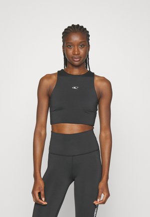 Crop top de sport noir avec un col montant et un design dos nageur, associé à un leggings noir taille haute avec un logo en accent sur le côté.