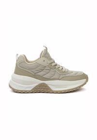 Beige sneakers met een gewatteerd ontwerp, gladde leren accenten, textuur op de middenzool en een gemusterde rubberen zool. Voorzien van vetersluiting.