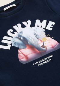 Granatowy sweatshirt z grafiką słonia w różowej puchowej kurtce, z napisem "Szczęśliwy ja, jestem gotowy na imprezę." Złote akcenty w formie gwiazdek.