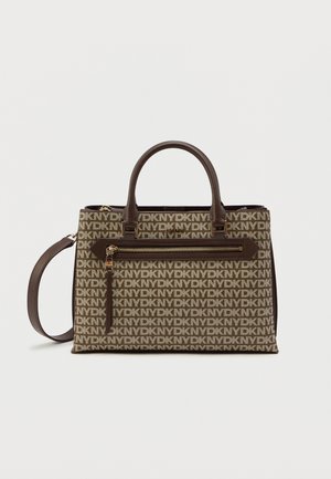 Brun veske med DKNY-logo mønster, strukturert design, doble håndtak på toppen og avtagbar skulderstropp. Har en glidelåslomme foran.