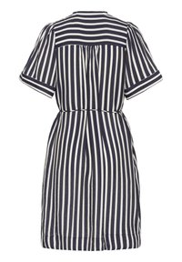 Robe à manches courtes rayée bleu marine et blanche avec des rayures verticales sur le corps et des rayures horizontales sur les épaules et les poignets.