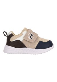 Beige ja tumesinised laste spordijalatsid, millel on võrgust pealmine osa, libisemiskindel riba ja kummist põhi, millel on tekstuurilised aktsendid ja väike logo detail.
