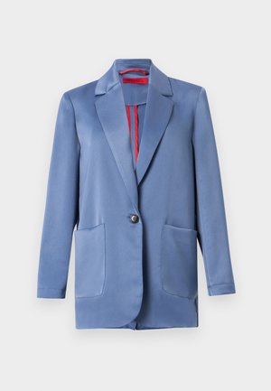 Blazer en satin bleu avec une fermeture à deux boutons, des revers notés et deux poches avant. L'intérieur est doublé d'un rouge contrastant.