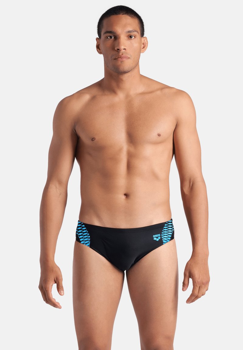 Bañador tipo slip negro con acentos de patrón geométrico azul en los laterales. Fabricado con material suave y elástico para comodidad y ajuste.