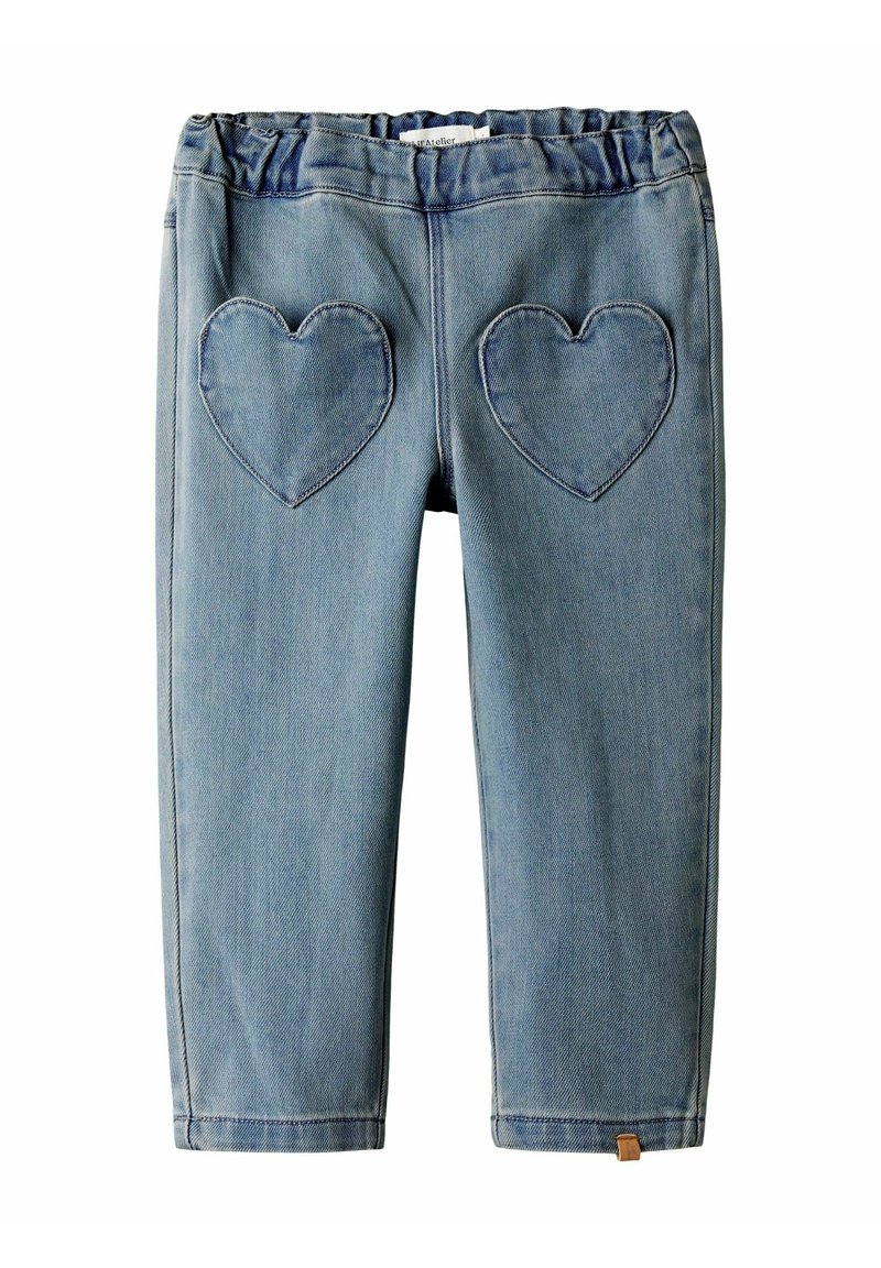 Pantaloni in denim azzurro chiaro per bambini con cintura elastica e due tasche posteriori a forma di cuore, taglio dritto.