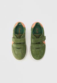 Par grønne og oransje barnesneakers med borrelåsstropper, hvite såler og meshtungespiss på hvit bakgrunn.