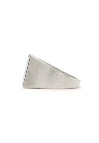 Sølvring med et trekantet design, der har en mat overflade. Glat struktur med klare linjer og en affaset ring.