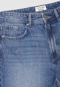 Jeans di denim blu con finitura slavata, dotati di tasca frontale, passanti per cintura e bottone in metallo. Etichetta indica la taglia EU 42.