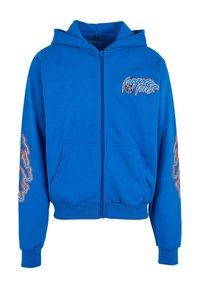 Niebieska polarowa bluza zapinana na zamek, wykonana z bawełny, z kangurzą kieszenią i haftowanym logo w kolorze pomarańczowym na klatce piersiowej oraz lewym rękawie.