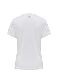 Biały sportowy T-shirt z krótkim rękawem pokazany od tyłu z małym niebieskim logo blisko kołnierza na jednolitym białym tle.