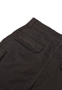Pantaloni cargo marroni scuri con una texture liscia, dotati di tasca posteriore applicata e passanti per cintura. Design semplice con tessuto resistente.