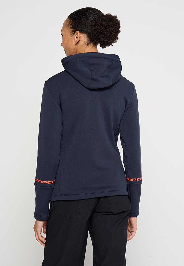 Sweatshirt à capuche bleu marine avec des manches longues, présentant des accents de logo rouges sur les manches et un tissu texturé.
