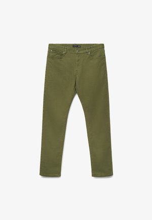 Olivgrüne Slim-Fit-Hose mit Vorder- und Gesäßtaschen, Knopf- und Reißverschluss, flach auf weißem Hintergrund präsentiert.