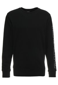Sudadera negra de tela suave, con cuello redondo y mangas largas. Logo blanco impreso verticalmente en la manga izquierda.