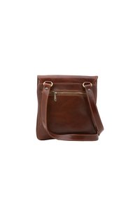 Borsa a tracolla in pelle marrone con tasca anteriore con zip, tracolla regolabile e cuciture in contrasto lungo i bordi. Forma rettangolare.