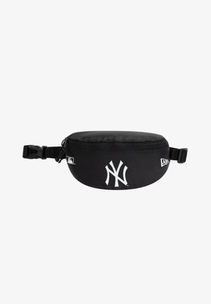 Črna torba za pas iz najlona, z gladko teksturo in zadrgo na vrhu. Na sprednji strani je prikazan bel logo New York Yankees.