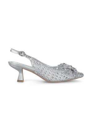 Tacco slingback argento con texture intrecciata, punta affilata e decorazione floreale. Presenta un tacco curvo e una fascia alla caviglia regolabile.