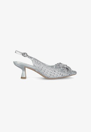 Tacco slingback argento con texture intrecciata, punta affilata e decorazione floreale. Presenta un tacco curvo e una fascia alla caviglia regolabile.