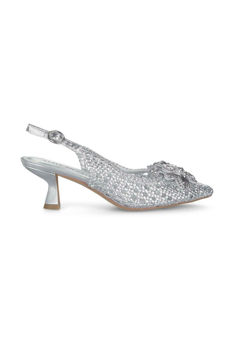 Escarpin argenté à bride arrière avec texture tissée, bout pointu et accent floral décoratif. Présente un talon courbé et une sangle ajustable à la cheville.