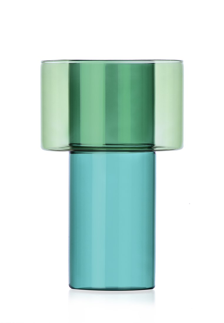 Szklany wazon z cylindryczną turkusową podstawą i zielonym, zaokrąglonym wierzchem. Przezroczysty, o gładkich powierzchniach, bez widocznych wzorów ani akcentów.