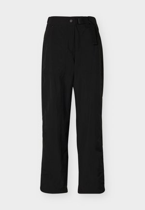 Μαύρο παντελόνι με ίσια γραμμή, κλείσιμο με κουμπί και φερμουάρ, πλαϊνές τσέπες και ενσωματωμένη ρυθμιζόμενη ζώνη σε απλό φόντο.