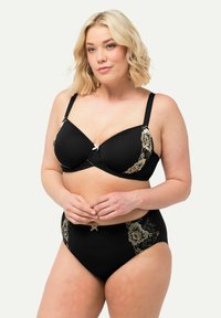 Conjunto de sujetador negro y bragas de talle alto con bordado floral dorado, tirantes ajustables y una textura suave. Detallado con lazos decorativos.