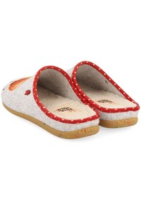 Chaussons gris en feutre avec des bordures à pois rouges, présentant un intérieur en peluche et une semelle colorée. Des accents décoratifs sur le dessus ajoutent du détail.