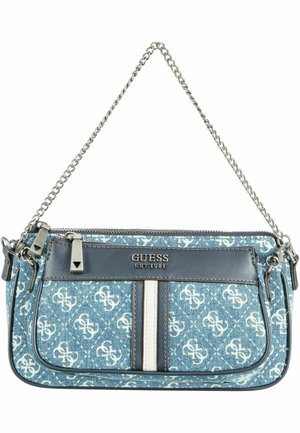 Niebieska i biała torebka Guess z wzorem, z srebrnym łańcuszkowym paskiem, dwoma przednimi kieszeniami na zamek błyskawiczny oraz centralnymi pionowymi paskami.