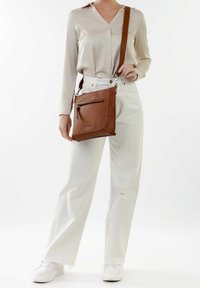 Braune Leder-Schultertasche mit strukturierter Oberfläche, ausgestattet mit einer vorderen Reißverschlusstasche, verstellbarem Tragegurt und minimalistischer Gestaltung.