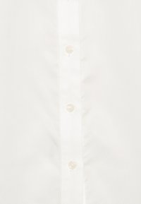 Camicia bianca con bottoni, dal tessuto liscio, con sei bottoni lungo la placca frontale e un design di colletto classico.