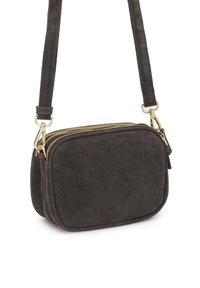 Tmavosivá semišová kabelka cez rameno obdĺžnikového tvaru so zlatým zipsom a tenkým nastaviteľným popruhom. Hladká textúra, minimalistický dizajn.