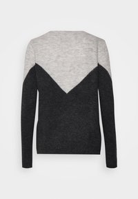 Sweter z dzianiny z szaro-czarnym wzorem w blokach kolorystycznych oraz kształtem litery V z tyłu. Długie rękawy i miękka faktura.