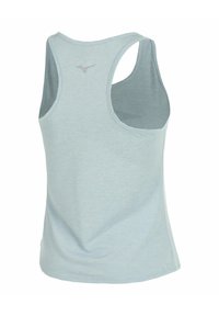 Top deportivo de color azul claro con cuello redondo, sisas amplias y una textura suave. Presenta un pequeño logo en la parte superior de la espalda.