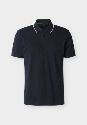 Tumesinist värvi lühikeste varrukatega polo-särk, millel on nööbitav plastron ja valge triibuga krae, eksponeeritud lihtsal helehallil taustal.