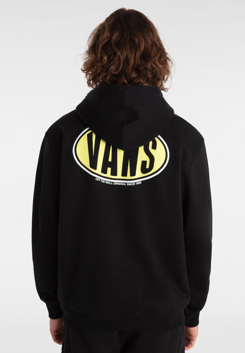 Felpa nera con cappuccio e coulisse, e grande logo ovale giallo sul retro con la scritta "VANS." Tessuto morbido con una vestibilità comoda.