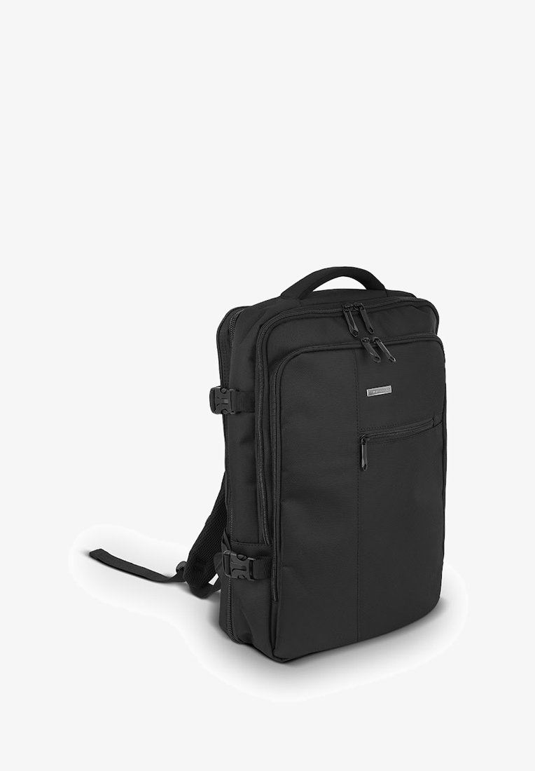 Czarny plecak z tkaniny z podwójnymi zamkami, pojedynczym uchwytem na górze, regulowanymi szelkami, przednią kieszenią na zamek oraz eleganckim prostokątnym kształtem.