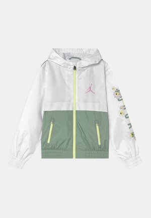 BOXY FIT ACTIVE - Cortaviento - light green