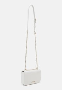 Borsa a tracolla in faux leather bianca con finitura testurizzata, dettagli in catena dorata e forma rettangolare liscia. Presenta un discreto logo del marchio.