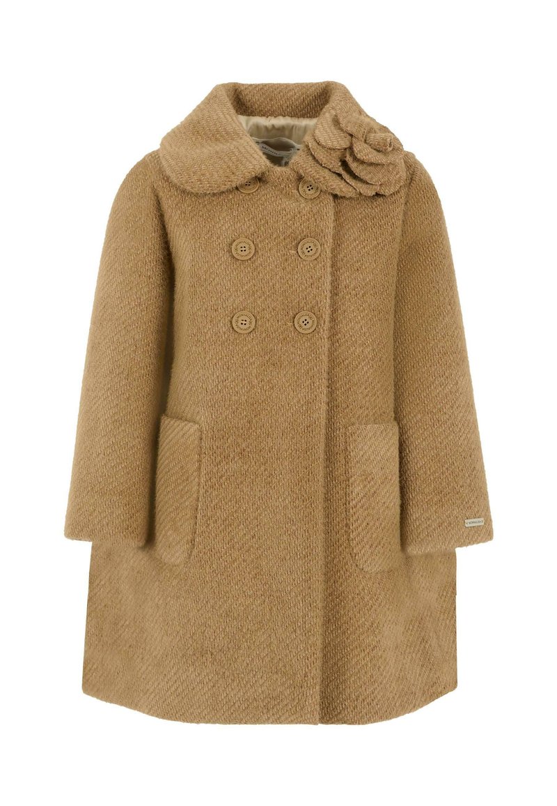 Cappotto di lana doppiopetto color cammello con grande colletto, fiore decorativo vicino alla spalla, due tasche frontali e maniche lunghe.