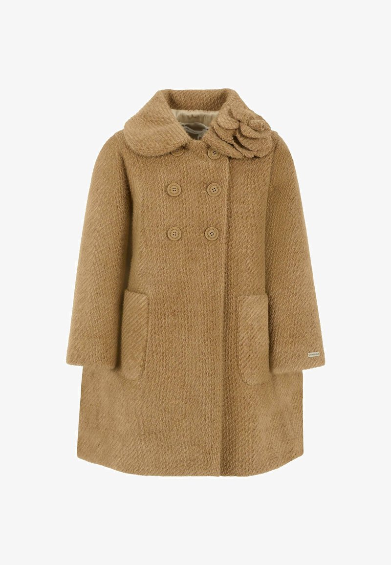 Cappotto di lana doppiopetto color cammello con grande colletto, fiore decorativo vicino alla spalla, due tasche frontali e maniche lunghe.