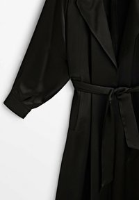 Czarna satynowa szlafrok z długimi, luźnymi rękawami, szerokim kołnierzem z łapami i pasującym paskiem. Posiada boczne kieszenie dla zwiększenia wygody.