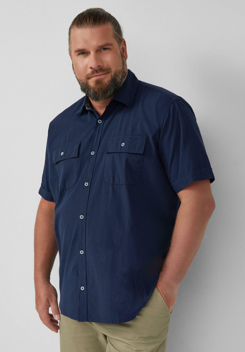 Marineblauwe short-sleeve shirt met een button-down kraag, twee borstzakken en lichtblauwe knopen. Heeft een gestructureerde stof.