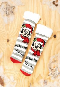 Calzini a maglia grigia a righe con dettagli rossi e polsini in pelliccia, caratterizzati da un personaggio dei cartoni animati con un cappello di Babbo Natale e la scritta "Ho ho ho".