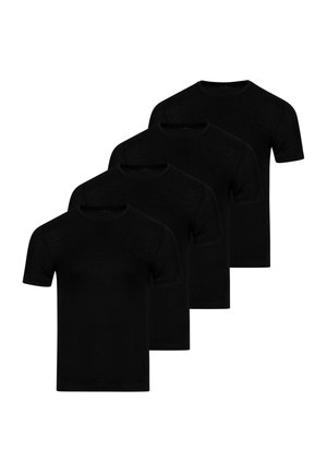Quattro magliette nere semplici a maniche corte con scollo tondo, disposte in una pila sfalsata su uno sfondo bianco.