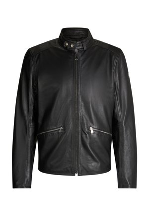 Czarna skórzana kurtka z przednim zamkiem błyskawicznym, stojącym kołnierzem z zatrzaskami oraz dwoma poziomymi kieszeniami na zamek na wysokości talii.