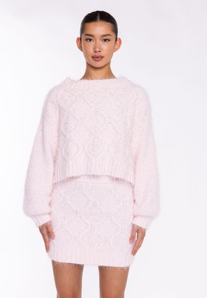 - Spódnica ołówkowa