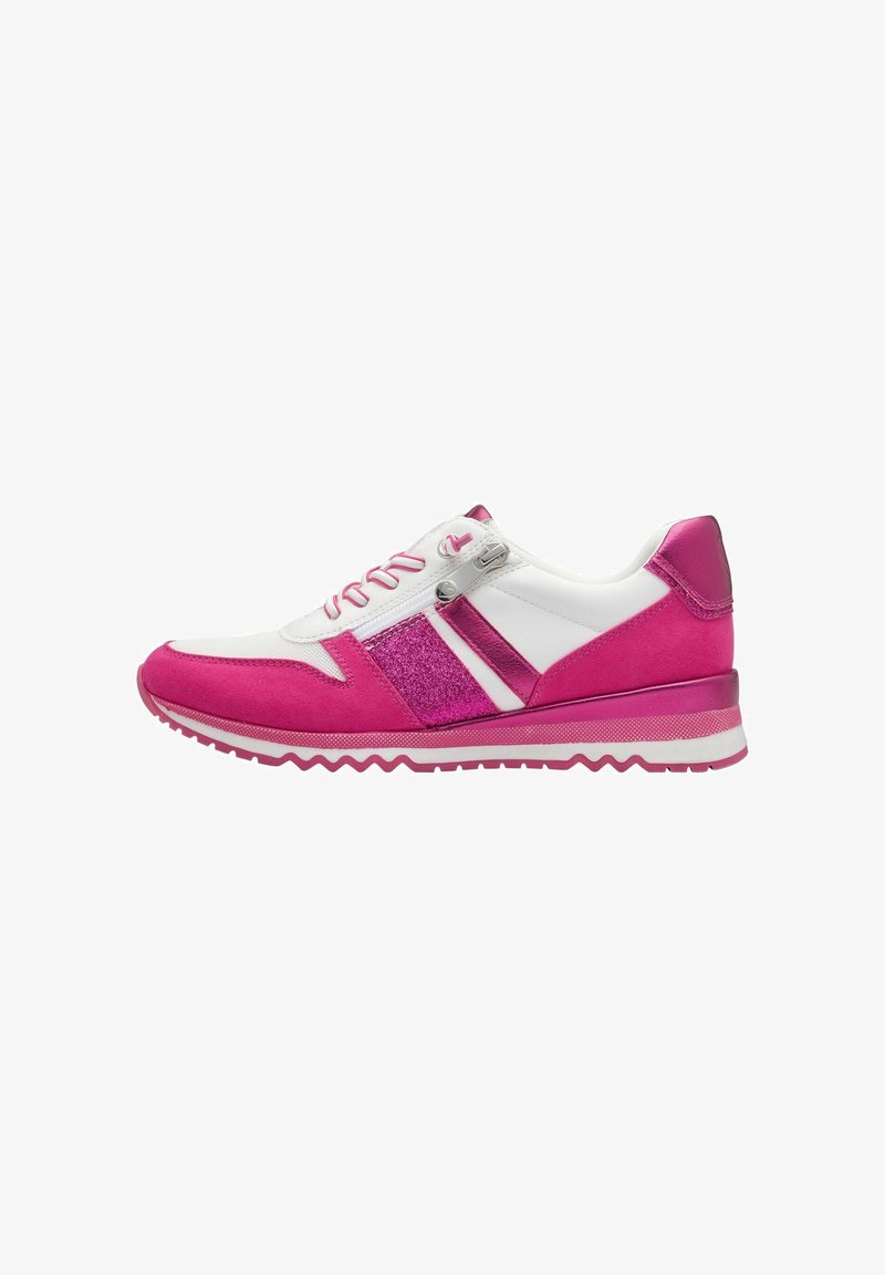 Baskets basses pour femmes en blanc et rose vif avec accents pailletés, lacets, fermeture éclair latérale et semelle texturée.