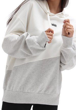 Bluza z kapturem w kolorze białym i jasnoszarym, z blokowym wzorem kolorystycznym, ściągaczami na mankietach i dole, oraz logo na piersi.