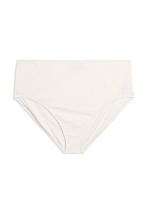 Valged kõrge vöökohaga naiste aluspüksid, millel on õmblusteta disain ja tekstuurse kangamustriga, tasapinnal valgel taustal.